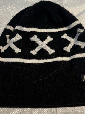 Sourpuss Black and White Cross Knit Beanie